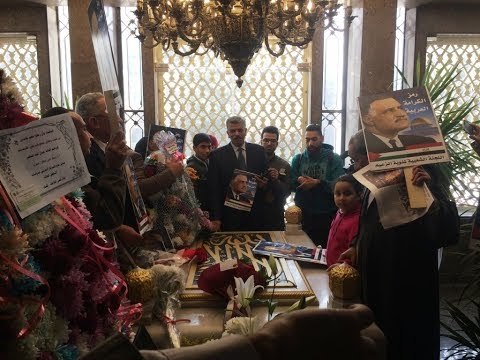 صدى البلد | محبو الزعيم الراحل يرفعون أعلام مصر أمام ضريح عبد الناصر
