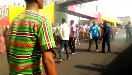 Les enseignants font une démonstration sur l'autoroute Fidel Castro