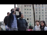 صدى البلد | سياح يلتقطون صور تذكارية بميدان التحرير احتفالا بثورة 25 يناير وعيد الشرطة