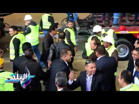 صدى البلد | طارق علام يفاجئ عمال نقل تمثال رمسيس الثاني