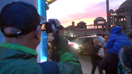 Taksim Camii'nin hilalle buluşması kartpostallık görüntüler oluşturdu