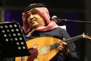 فيديو محمد عبده يقاوم الإحراج بتصرف زلزل المسرح ضحكاً بحفله الأخير