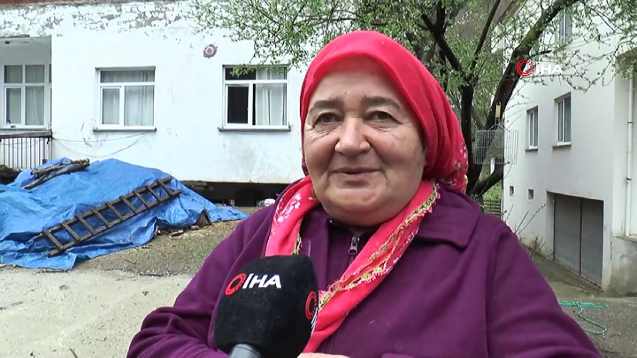 Tehlikeye rağmen araçlar asma köprüyü kullanıyo...