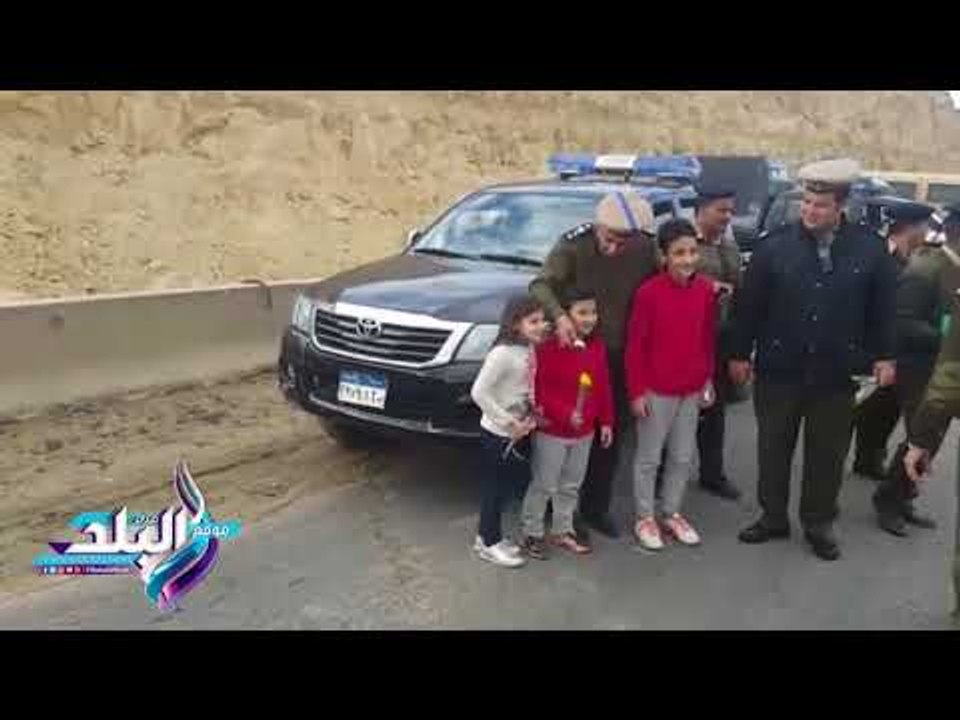 صدى البلد | فى عيد الشرطة .. ضباط بني سويف يوزعون "ورد وشيكولاته" على المواطنين