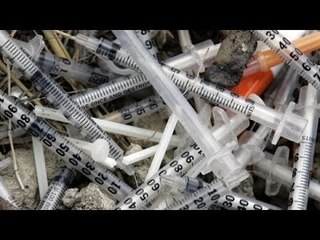 صدى البلد |  "توك توك" داخل مستشفى المطرية التعليمي.. "حقن وامبولات" مستعملة مخبأة بدورة المياه