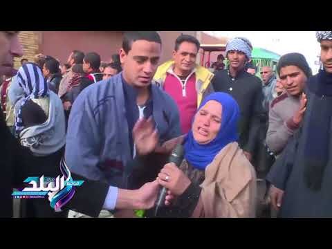 صدى البلد | أحد المفرج عنهم يقبل قدمي والدته.. والسيدة: ربنا يخللنا الريس