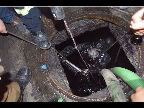 صدى البلد | أول «غطاس مجارى» معترف به من الحكومة بدرجة «محامي»