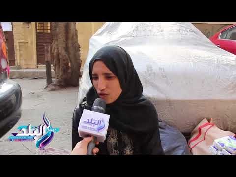 صدى البلد | منى تبحث عن رزق بنتها على الرصيف بمسح الاحذية