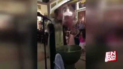 Bebeği şiddetli vaftiz eden papaz