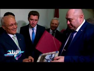 صدى البلد | شاهد.. مدير شركة MAZ البيلاروسية يهدي «العصار» نموذجا للشاحنة الجديدة