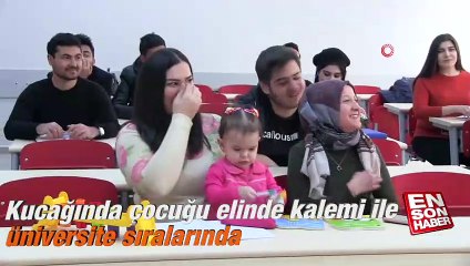 Kucağında çocuğu elinde kalemi ile üniversite sıralarında