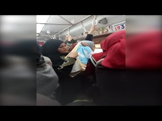 صدى البلد | باعة جائلون يحولون عربات المترو إلى «سوق» ويخدعون أفراد الأمن