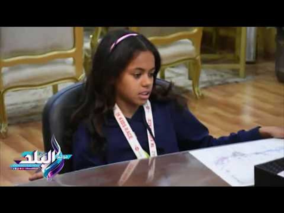 صدى البلد |  محافظ أسوان يكرم الطفلة " مروة حسن " الشهيرة " ببائعة المناديل "