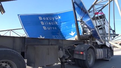 Eskişehir Damperi Açılan Kamyon Karayolları Yön Levhasını Yerinden Söktü