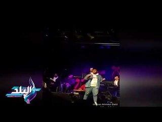 صدى البلد | "محمد محسن" يسمح لأحد معجبي بالغناء معه في حفل الفلانتين .. واخرى تخطف الاضواء منه