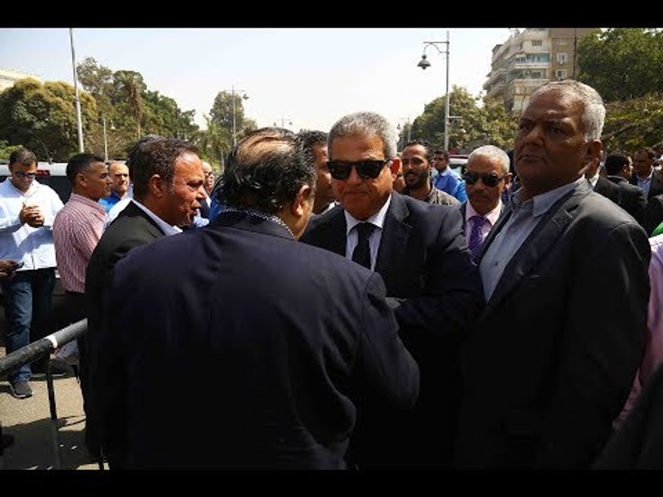 صدى البلد | وزير الرياضة يشارك في تشييع جنازة سمير زاهر