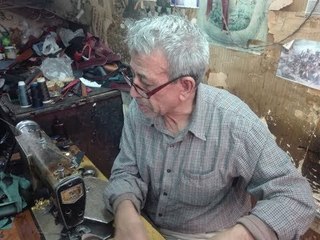 صدى البلد | عم زكريا " يروي تفاصيل 48 عام من الابداع في صناعة الشنط الجلد"