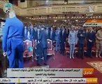 الرئيس يقبل يد والدة شهيدي القوات المسلحة