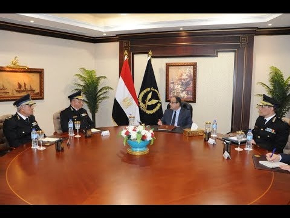 صدى البلد | وزير الداخلية يجتمع بمدير أمن القاه...