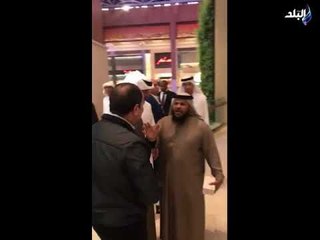 الرئيس  السيسى والشيخ محمد بن زايد يتجولان فى أحد المراكز التجارية بأبوظبى