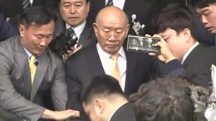 [현장영상] '아수라장' 몸싸움 끝에 차에 탄 전두환 / YTN