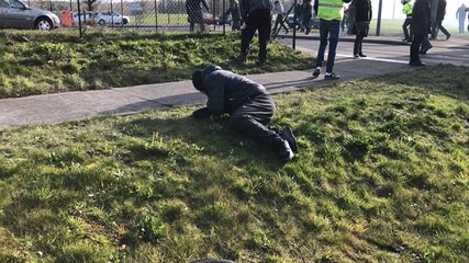 Les forces de l’ordre ont utilisé du gaz lacrymogène pour débloquer l’accès à la prison.