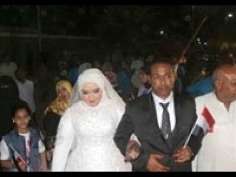 صدى البلد | اللقطة البارزة فى توافد الناخبين بأسوان .. عريس وعروسته يدلون بأصواتهما