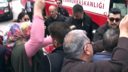Cumhurbaşkanı çocuklara oyuncak annelere bez çanta dağıttı