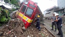 KRL Tertimpa Tiang Listrik