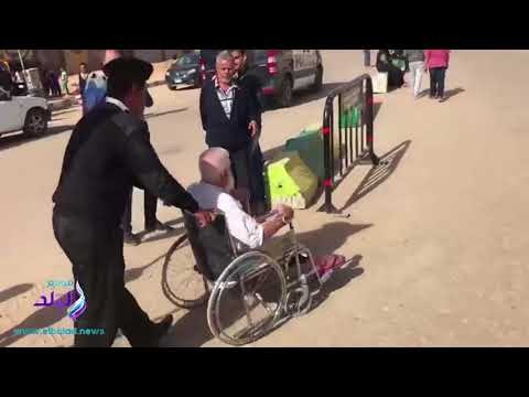 صدى البلد - انتخابات الرئاسة| شرطي يساعد عجوزا للإدلاء بصوته في انتخابات الرئاسة
