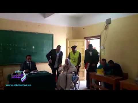 صدى البلد | الشرطة النسائية وأفرد حقوق الانسان يساعدون كبار السن للادلاء باصواتهم في لجان أسيوط