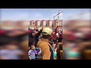 صدى البلد |  ناخبون يهتفون «السيسي رئيسي» من امام لجنة انتخابية بحلوان