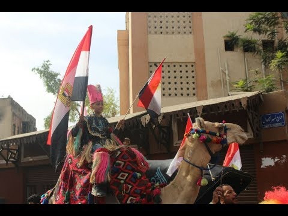 صدى البلد | بالجمال والزي الصعيدي شارع المعز يتحول لمظاهرة في حب السيسي