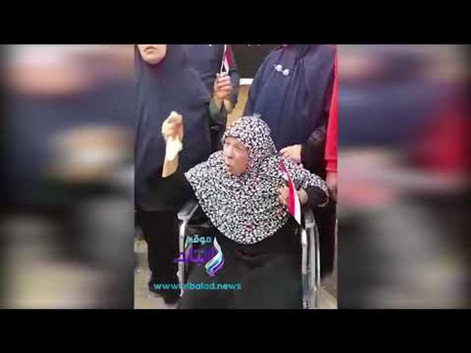 صدى البلد | سيدة مسنة من على كرسي متحرك .. إحنا نزلنا والشعب ما بيخفش
