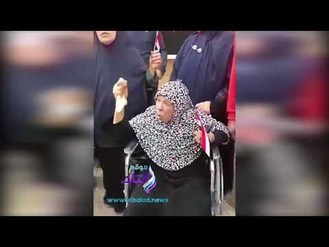 صدى البلد | سيدة مسنة من على كرسي متحرك .. إحنا نزلنا والشعب ما بيخفش