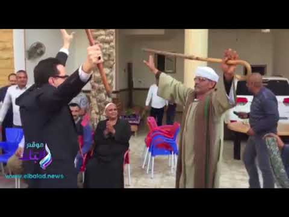 صدى البلد |  وفد أجنبي يرقص على المزمار خلال تفقده اللجان الانتخابية بالمنوفية
