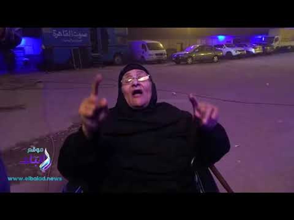 صدى البلد | مسنة تتحدى العاصفة الترابية من أجل مصر وتشارك في الانتخابات بالهرم
