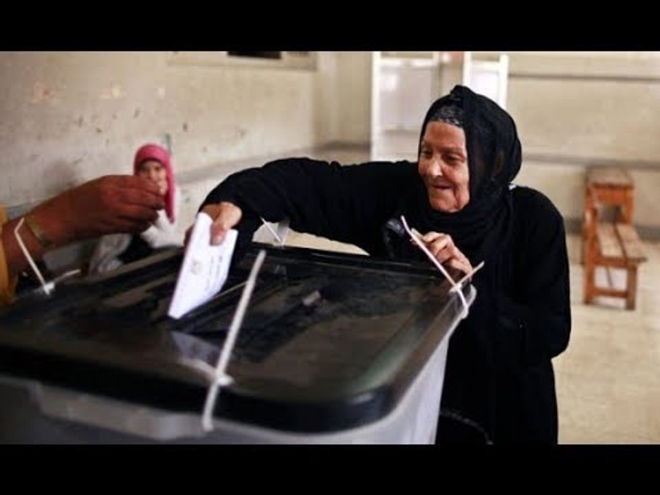 صدى البلد |  مسنة ترقص على ترقص على انغام تسلم الايادى