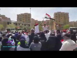 صدى البلد |  الناخبون يرفعون علم مصر ويرقصون على نغمات "تسلم الأيادي" بالتجمع الأول