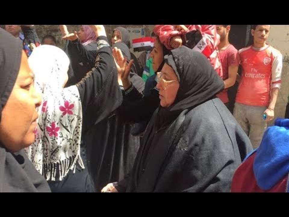 صدى البلد | سيدة مسنة على "عكاز" تشارك فى الإنتخابات الرئاسية