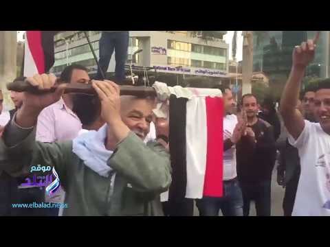 صدى البلد - نتائج انتخابات الرئاسة| العشرات يحملون علم مصر أمام مسجد مصطفى محمود احتفالا بفوز السيسي