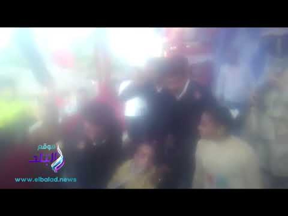 صدى البلد | مواطن مصاب بـ"شلل رباعى" يصر على الادلاء بصوتة ويرفع علم مصر بـفمه