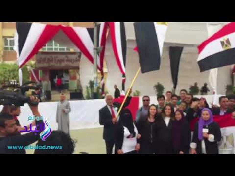 صدى البلد | المواطنون يلتقطون صور تذكارية عقب الادلاء بصوتهم بقصر النيل