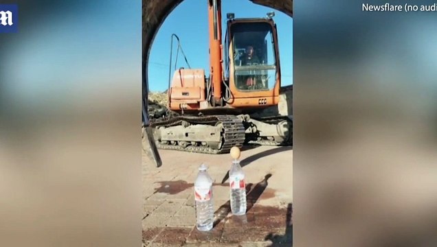 فيديو ستشاهده أكثر من مرة.. مهارة رائعة لعامل يحرك بحفاره أشياء دقيقة