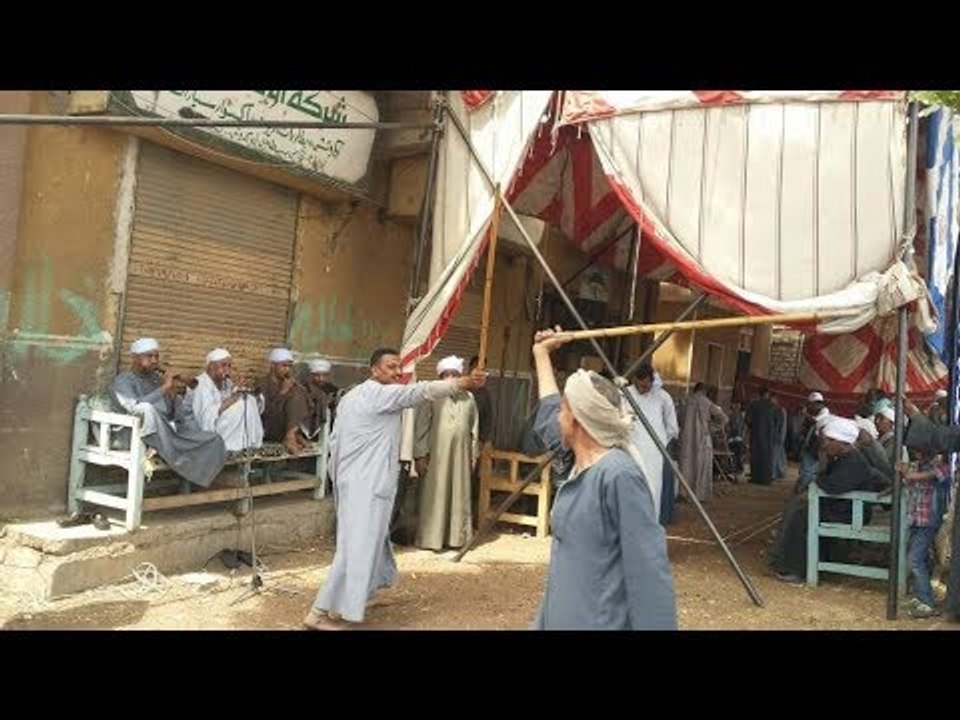 صدى البلد | الناخبون يرقصون بـ"العصا" على أنغام المزمار البلدى أمام اللجان بالاقصر