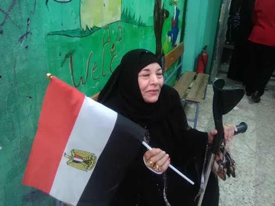 صدى البلد | عجوز تطلق الزغاريد داخل اللجنة بالش...