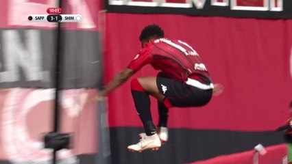 [영상] 위험천만 골 세리머니…담장 밖은 위험해 / YTN