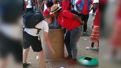 Un bucle sin fin: ellas tiran basura y él la recoge