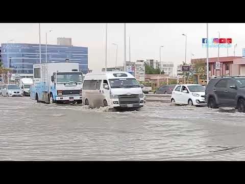 صدى البلد | شوارع التجمع الخامس تتحول لـ بحيرة مائية بسبب مياه الأمطار