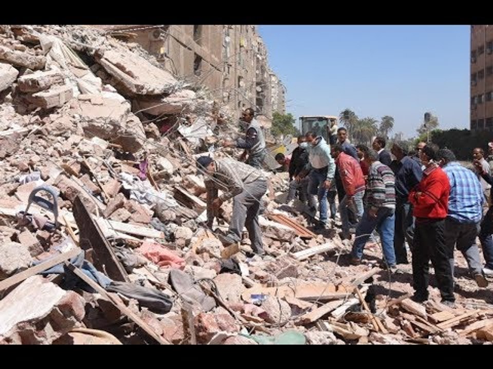 صدى البلد |  المبنى المنهار بإمبابة يتسبب فى سقوط واجهتي عقارين بجواره